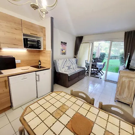 4 Personnes Sur La Presqu'ile De Giens Avec Piscine Et Acces Direct Sur La Hyères