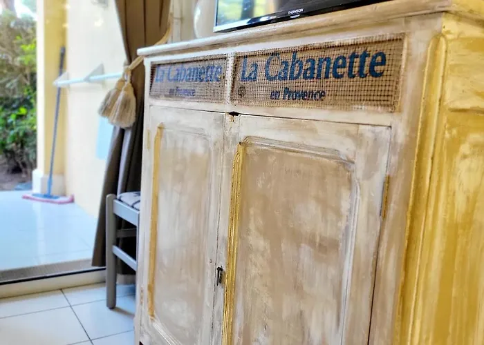 4 Personnes Sur La Presqu'ile De Giens Avec Piscine Et Acces Direct Sur La