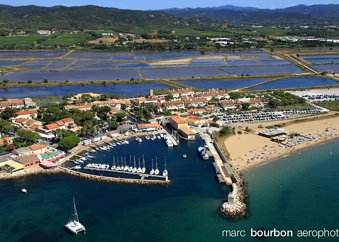 4 Personnes Sur La Presqu'ile De Giens Avec Piscine Et Acces Direct Sur La Lägenhet