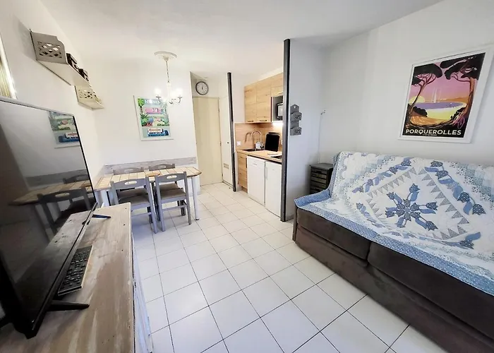 4 Personnes Sur La Presqu'ile De Giens Avec Piscine Et Acces Direct Sur La Lägenhet Hyères